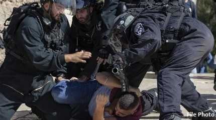  Israeli police arresting pelestinian