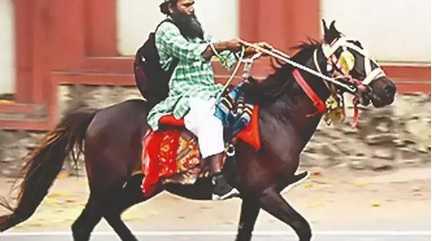  Maha man commutes to work on horse