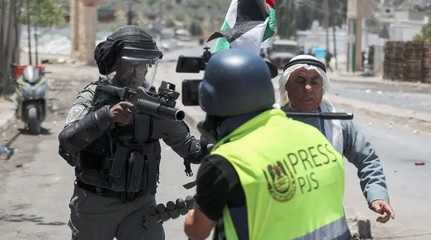 Palestinian journalist detained
