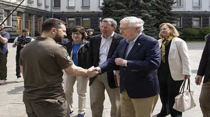 Volodymyr Zelenskyy shakes hands Mitch McConnell