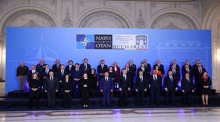 Jens Stoltenberg poses with foreign ministers of NATO