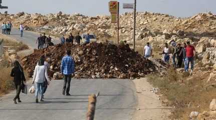 Israeli Settlers block road in WB