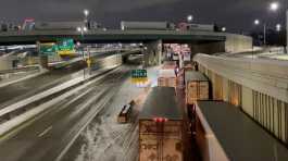 Truckers block U.S.-to-Canada crossing