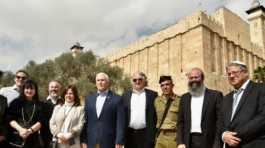  Mike Pence n wife at Ibrahimi Mosque