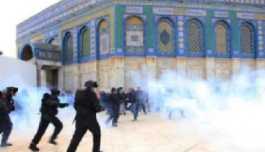 Israeli soldiers raid Al Aqsa mosque