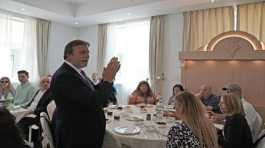 Rabbi Abadie hosts a lunch for a Jewish business delegation in Dubai