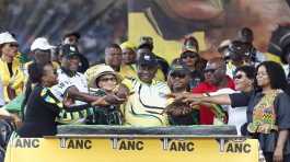  Cyril Ramaphosa cuts a cake with supporters