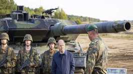 Olaf Scholz stands with German army