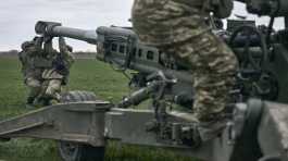 Ukrainian soldiers prepare a M777 howitzer