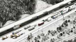 Vehicles are stuck due to heavy snowfall