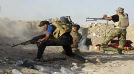 Iraqi forces defend their positions against IS group attack