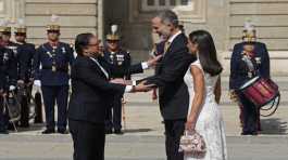 Gustavo Petro and King Felipe greet each other