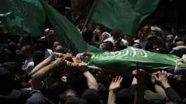 Palestinians carry the body of Hassan Qatnani