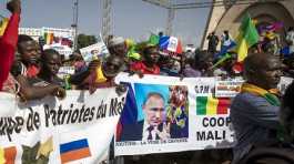 Malians demonstrate against France and support Russia