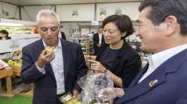 Ambassador Rahm Emanuel eats a local fig