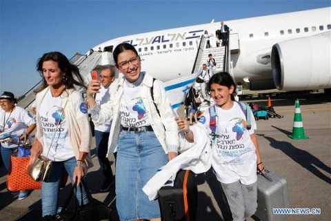 300 Jews arrive in Israel