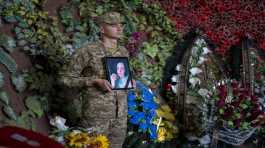 Ukrainian soldier holds a photo of Olga Simonova