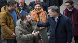 Volodymyr Zelenskyyspeaks with Alexander De Croo 