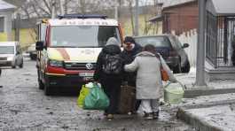 injured man with family members