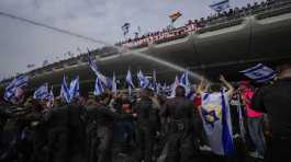 Israeli police use water cannon to disperse protest