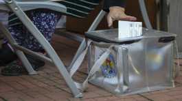 Moldovan woman casts her vote
